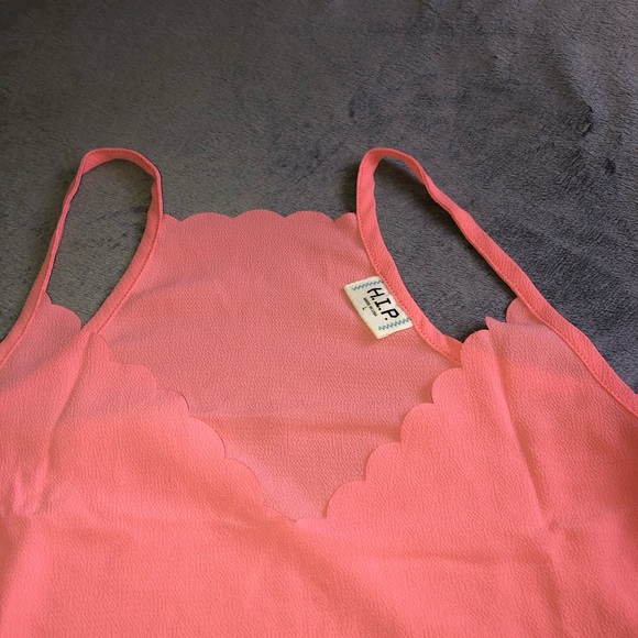 Peach Scalloped V-Neck Tank - Picture 3 of 3